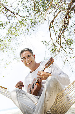 포토 JPG 주간 전신 서양인 외국인 나무 백인 해외기획촬영 라이프스타일 남자 여유 악기 바다 40대 중년 연주 모션 중년라이프 휴식 2014년태국 한명 미소 들기 사람 앉기 성인 해변 야외 앞모습 모래사장 자유 그늘 우쿨렐레 해먹 남자만 남자한명만 성인남자만 성인한명만 성인남자한명만 중년만 중년남자만 중년남자한명만 성인만 국내포토 자연요소 식물 1 감정 음악 뷰포인트 컨셉 현악기 표정 인종 생활 침대 파일형식