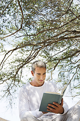 포토 JPG 주간 서양인 외국인 나무 백인 해외기획촬영 라이프스타일 남자 여유 바다 40대 중년 모션 중년라이프 휴식 2014년태국 한명 미소 들기 사람 앉기 상반신 성인 해변 야외 앞모습 책 모래사장 독서 자유 그늘 즐거움 해먹 남자만 남자한명만 성인남자만 성인한명만 성인남자한명만 중년만 중년남자만 중년남자한명만 성인만 국내포토 자연요소 식물 1 감정 뷰포인트 컨셉 표정 인종 생활 침대 파일형식