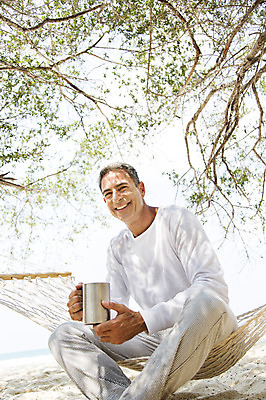 포토 JPG 주간 서양인 외국인 나무 백인 해외기획촬영 라이프스타일 남자 여유 바다 40대 중년 모션 중년라이프 휴식 2014년태국 한명 미소 들기 사람 앉기 상반신 성인 해변 야외 앞모습 컵 모래사장 자유 그늘 해먹 남자만 남자한명만 성인남자만 성인한명만 성인남자한명만 중년만 중년남자만 중년남자한명만 성인만 국내포토 자연요소 식물 1 식기 감정 뷰포인트 컨셉 표정 인종 생활 침대 파일형식