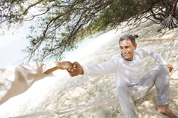 포토 JPG 주간 서양인 외국인 나무 백인 해외기획촬영 라이프스타일 남자 여유 바다 40대 중년 모션 중년라이프 휴식 2014년태국 미소 사람 성인 해변 야외 두명 앞모습 모래사장 손잡기 자유 그늘 해먹 부축 남자만 성인남자만 중년만 중년남자만 성인만 일어나기 국내포토 자연요소 식물 감정 뷰포인트 컨셉 표정 인종 생활 침대 파일형식