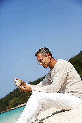 포토 JPG 주간 서양인 외국인 백인 해외기획촬영 라이프스타일 응시 남자 여유 바다 40대 중년 모션 중년라이프 휴식 2014년태국 한명 들기 사람 앉기 상반신 성인 해변 야외 옆모습 모래사장 자유 소라 남자만 남자한명만 성인남자만 성인한명만 성인남자한명만 중년만 중년남자만 중년남자한명만 성인만 국내포토 자연요소 1 시선 감정 뷰포인트 컨셉 어패류 인종 생활 파일형식