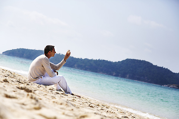 포토 JPG 주간 전신 서양인 외국인 백인 해외기획촬영 라이프스타일 응시 남자 여유 바다 40대 중년 모션 중년라이프 휴식 2014년태국 한명 들기 사람 앉기 성인 해변 야외 옆모습 모래사장 자유 소라 남자만 남자한명만 성인남자만 성인한명만 성인남자한명만 중년만 중년남자만 중년남자한명만 성인만 국내포토 자연요소 1 시선 감정 뷰포인트 컨셉 어패류 인종 생활 파일형식
