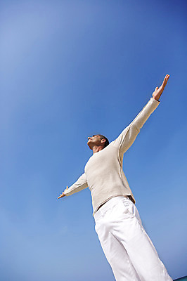 포토 JPG 주간 서양인 외국인 백인 해외기획촬영 라이프스타일 남자 여유 바다 40대 중년 모션 중년라이프 하늘 팔벌리기 휴식 2014년태국 한명 서기 사람 손짓 상반신 성인 해변 야외 앞모습 자유 올려보기 남자만 남자한명만 성인남자만 성인한명만 성인남자한명만 중년만 중년남자만 중년남자한명만 성인만 국내포토 자연요소 1 감정 뷰포인트 컨셉 인종 생활 파일형식