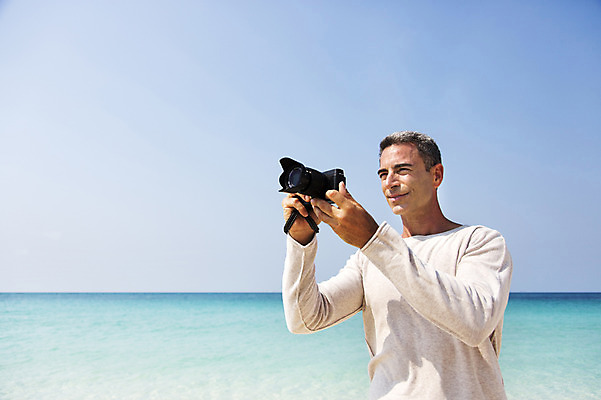 포토 JPG 주간 서양인 외국인 백인 해외기획촬영 라이프스타일 남자 여유 바다 40대 중년 모션 중년라이프 2014년태국 한명 서기 들기 사람 상반신 성인 해변 야외 앞모습 카메라 사진촬영 자유 즐거움 남자만 남자한명만 성인남자만 성인한명만 성인남자한명만 중년만 중년남자만 중년남자한명만 성인만 국내포토 자연요소 1 감정 뷰포인트 컨셉 인종 생활 전자제품 촬영 파일형식