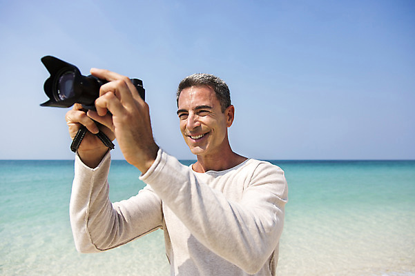 포토 JPG 주간 서양인 외국인 백인 해외기획촬영 라이프스타일 남자 여유 바다 40대 중년 모션 중년라이프 2014년태국 한명 서기 미소 들기 사람 상반신 성인 해변 야외 앞모습 모래사장 카메라 사진촬영 자유 즐거움 남자만 남자한명만 성인남자만 성인한명만 성인남자한명만 중년만 중년남자만 중년남자한명만 성인만 국내포토 자연요소 1 감정 뷰포인트 컨셉 표정 인종 생활 전자제품 촬영 파일형식
