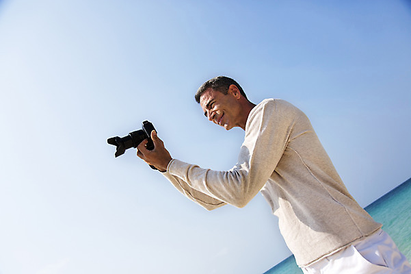 포토 JPG 주간 서양인 외국인 백인 해외기획촬영 라이프스타일 남자 여유 바다 40대 중년 모션 중년라이프 2014년태국 한명 서기 미소 들기 사람 상반신 성인 해변 야외 옆모습 카메라 사진촬영 자유 즐거움 남자만 남자한명만 성인남자만 성인한명만 성인남자한명만 중년만 중년남자만 중년남자한명만 성인만 국내포토 자연요소 1 감정 뷰포인트 컨셉 표정 인종 생활 전자제품 촬영 파일형식