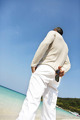 포토 JPG 주간 서양인 외국인 백인 해외기획촬영 라이프스타일 남자 여유 바다 40대 중년 모션 중년라이프 휴식 2014년태국 한명 서기 들기 사람 상반신 성인 해변 야외 뒷모습 모래사장 선글라스 자유 뒷짐 남자만 남자한명만 성인남자만 성인한명만 성인남자한명만 중년만 중년남자만 중년남자한명만 성인만 국내포토 자연요소 1 감정 안경 뷰포인트 컨셉 인종 생활 파일형식