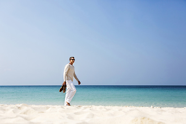 포토 JPG 주간 전신 서양인 외국인 백인 해외기획촬영 라이프스타일 남자 여유 바다 40대 중년 운동화 모션 중년라이프 휴식 2014년태국 한명 들기 사람 성인 해변 야외 옆모습 모래사장 선글라스 걷기 자유 남자만 남자한명만 성인남자만 성인한명만 성인남자한명만 중년만 중년남자만 중년남자한명만 성인만 국내포토 자연요소 1 감정 안경 뷰포인트 신발 컨셉 인종 생활 파일형식