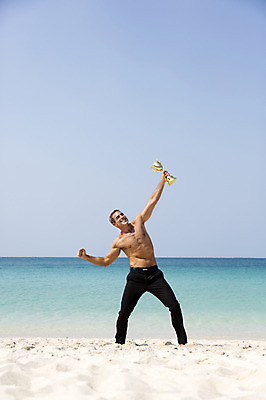 포토 JPG 주간 전신 서양인 외국인 백인 해외기획촬영 라이프스타일 남자 여유 바다 40대 중년 모션 중년라이프 휴식 상의탈의 2014년태국 한명 서기 들기 사람 성인 해변 야외 앞모습 기쁨 자유 트로피 남자만 남자한명만 성인남자만 성인한명만 성인남자한명만 중년만 중년남자만 중년남자한명만 성인만 국내포토 자연요소 1 감정 뷰포인트 컨셉 탈의 인종 생활 상_우승 파일형식