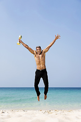 포토 JPG 주간 전신 서양인 외국인 백인 해외기획촬영 라이프스타일 남자 여유 바다 40대 중년 모션 중년라이프 휴식 상의탈의 2014년태국 한명 미소 들기 사람 성인 해변 야외 앞모습 점프 기쁨 자유 트로피 남자만 남자한명만 성인남자만 성인한명만 성인남자한명만 중년만 중년남자만 중년남자한명만 성인만 국내포토 자연요소 1 감정 뷰포인트 컨셉 탈의 표정 인종 생활 상_우승 파일형식