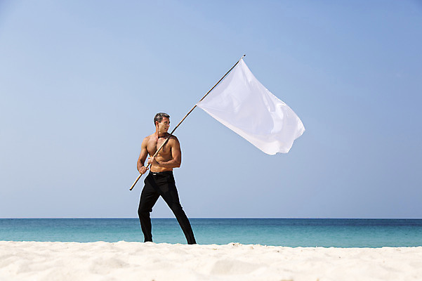 포토 JPG 주간 전신 서양인 외국인 백인 해외기획촬영 라이프스타일 남자 여유 바다 40대 중년 응원 모션 중년라이프 휴식 상의탈의 2014년태국 한명 들기 사람 성인 해변 야외 앞모습 모래사장 걷기 자유 깃발 남자만 남자한명만 성인남자만 성인한명만 성인남자한명만 중년만 중년남자만 중년남자한명만 성인만 국내포토 자연요소 1 감정 뷰포인트 컨셉 탈의 인종 생활 파일형식