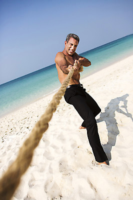 포토 JPG 주간 전신 서양인 외국인 백인 해외기획촬영 라이프스타일 남자 여유 밧줄 바다 40대 중년 모션 중년라이프 휴식 2014년태국 한명 서기 사람 성인 해변 야외 앞모습 모래사장 자유 당기기 줄다리기 남자만 남자한명만 성인남자만 성인한명만 성인남자한명만 중년만 중년남자만 중년남자한명만 성인만 국내포토 자연요소 1 감정 줄 뷰포인트 컨셉 놀이 인종 생활 파일형식