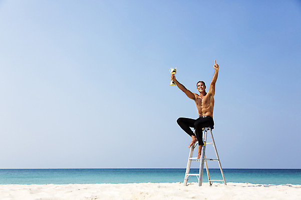 포토 JPG 주간 전신 서양인 외국인 백인 해외기획촬영 라이프스타일 남자 여유 바다 40대 중년 사다리 모션 중년라이프 휴식 2014년태국 한명 들기 사람 앉기 손짓 성인 해변 야외 앞모습 모래사장 손들기 기쁨 자유 트로피 남자만 남자한명만 성인남자만 성인한명만 성인남자한명만 중년만 중년남자만 중년남자한명만 성인만 국내포토 자연요소 1 감정 뷰포인트 컨셉 인종 생활 도구 상_우승 파일형식