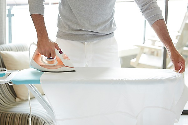 포토 JPG 서양인 외국인 백인 해외기획촬영 라이프스타일 남자 여유 50대 가사 모션 중년라이프 휴식 실내 2014년태국 한명 서기 사람 성인 앞모습 소파 하반신 다리미 다림질 다림판 남자만 남자한명만 성인남자만 성인한명만 성인남자한명만 중년만 중년남자만 중년남자한명만 성인만 국내포토 1 감정 뷰포인트 중년 컨셉 의자 인종 내부 생활 가전제품 파일형식