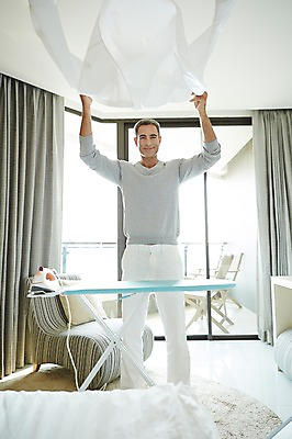 포토 JPG 전신 서양인 외국인 백인 해외기획촬영 라이프스타일 남자 여유 50대 모션 중년라이프 휴식 실내 2014년태국 한명 서기 미소 들기 사람 성인 앞모습 소파 천 다리미 다림판 마무리 남자만 남자한명만 성인남자만 성인한명만 성인남자한명만 중년만 중년남자만 중년남자한명만 성인만 국내포토 1 감정 뷰포인트 중년 컨셉 의자 표정 인종 내부 생활 가전제품 직물 파일형식