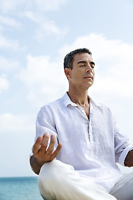 포토 JPG 주간 서양인 외국인 백인 해외기획촬영 남자 여유 바다 40대 중년 요가 모션 중년라이프 2014년태국 한명 사람 앉기 손짓 상반신 성인 해변 야외 앞모습 모래사장 눈감음 명상 남자만 남자한명만 성인남자만 성인한명만 성인남자한명만 중년만 중년남자만 중년남자한명만 성인만 국내포토 자연요소 1 라이프스타일 웰빙 감정 뷰포인트 인종 파일형식