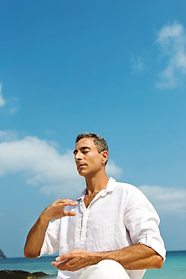 포토 JPG 주간 서양인 외국인 백인 해외기획촬영 남자 여유 바다 40대 중년 요가 모션 중년라이프 하늘 2014년태국 한명 사람 앉기 손짓 상반신 성인 해변 야외 앞모습 모래사장 눈감음 명상 남자만 남자한명만 성인남자만 성인한명만 성인남자한명만 중년만 중년남자만 중년남자한명만 성인만 국내포토 자연요소 1 라이프스타일 웰빙 감정 뷰포인트 인종 파일형식