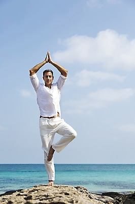 포토 JPG 주간 전신 서양인 외국인 백인 해외기획촬영 남자 여유 40대 중년 요가 모션 중년라이프 하늘 2014년태국 한명 서기 사람 성인 해변 야외 앞모습 모래사장 명상 합장 다리들기 동 남자만 남자한명만 성인남자만 성인한명만 성인남자한명만 중년만 중년남자만 중년남자한명만 성인만 국내포토 자연요소 1 라이프스타일 웰빙 감정 바다 뷰포인트 인종 손짓 파일형식