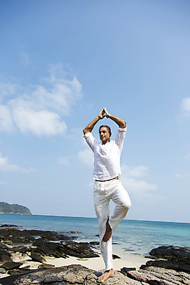 포토 JPG 주간 전신 서양인 외국인 백인 해외기획촬영 남자 여유 바다 40대 중년 요가 모션 중년라이프 하늘 2014년태국 한명 서기 사람 성인 해변 야외 앞모습 모래사장 돌_바위 명상 합장 다리들기 남자만 남자한명만 성인남자만 성인한명만 성인남자한명만 중년만 중년남자만 중년남자한명만 성인만 국내포토 자연요소 1 라이프스타일 웰빙 감정 뷰포인트 인종 손짓 파일형식