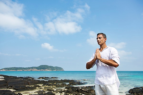 포토 JPG 주간 서양인 외국인 백인 해외기획촬영 남자 여유 바다 40대 요가 모션 중년라이프 2014년태국 한명 서기 사람 상반신 성인 해변 야외 앞모습 모래사장 눈감음 돌_바위 명상 합장 남자만 남자한명만 성인남자만 성인한명만 성인남자한명만 중년만 중년남자만 중년남자한명만 성인만 국내포토 자연요소 1 라이프스타일 웰빙 감정 뷰포인트 중년 인종 손짓 파일형식
