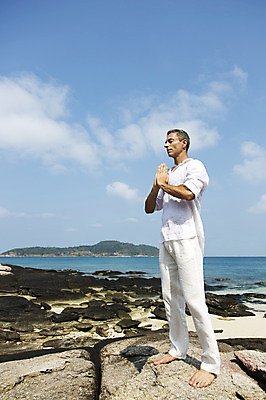 포토 JPG 주간 전신 서양인 외국인 백인 해외기획촬영 남자 여유 바다 섬 40대 중년 요가 모션 중년라이프 2014년태국 한명 서기 사람 성인 해변 야외 옆모습 모래사장 돌_바위 명상 합장 남자만 남자한명만 성인남자만 성인한명만 성인남자한명만 중년만 중년남자만 중년남자한명만 성인만 국내포토 자연요소 1 라이프스타일 웰빙 감정 뷰포인트 인종 손짓 파일형식