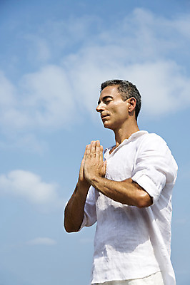 포토 JPG 주간 서양인 외국인 백인 해외기획촬영 남자 여유 바다 40대 중년 요가 모션 중년라이프 하늘 2014년태국 한명 서기 사람 상반신 성인 해변 야외 옆모습 모래사장 눈감음 명상 합장 남자만 남자한명만 성인남자만 성인한명만 성인남자한명만 중년만 중년남자만 중년남자한명만 성인만 국내포토 자연요소 1 라이프스타일 웰빙 감정 뷰포인트 인종 손짓 파일형식