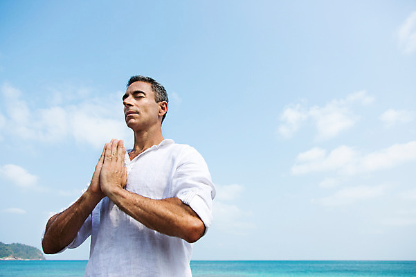 포토 JPG 주간 서양인 외국인 백인 해외기획촬영 남자 여유 바다 40대 중년 요가 모션 중년라이프 2014년태국 한명 서기 사람 상반신 성인 해변 야외 앞모습 모래사장 눈감음 명상 손모으기 합장 남자만 남자한명만 성인남자만 성인한명만 성인남자한명만 중년만 중년남자만 중년남자한명만 성인만 국내포토 자연요소 1 라이프스타일 웰빙 감정 뷰포인트 인종 손짓 파일형식