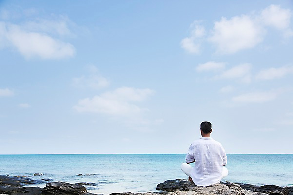 포토 JPG 주간 서양인 외국인 백인 해외기획촬영 남자 여유 바다 40대 중년 요가 모션 중년라이프 하늘 2014년태국 한명 사람 앉기 상반신 성인 해변 야외 뒷모습 모래사장 돌_바위 명상 남자만 남자한명만 성인남자만 성인한명만 성인남자한명만 중년만 중년남자만 중년남자한명만 성인만 국내포토 자연요소 1 라이프스타일 웰빙 감정 뷰포인트 인종 파일형식