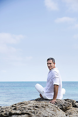 포토 JPG 주간 전신 서양인 외국인 백인 해외기획촬영 남자 여유 바다 40대 중년 요가 모션 중년라이프 하늘 2014년태국 한명 미소 사람 앉기 성인 해변 야외 뒷모습 모래사장 돌_바위 뒤돌아보기 명상 남자만 남자한명만 성인남자만 성인한명만 성인남자한명만 중년만 중년남자만 중년남자한명만 성인만 국내포토 자연요소 1 라이프스타일 웰빙 감정 뷰포인트 표정 인종 파일형식