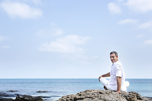 포토 JPG 주간 전신 서양인 외국인 백인 해외기획촬영 남자 여유 바다 40대 중년 요가 모션 중년라이프 하늘 2014년태국 한명 사람 앉기 성인 해변 야외 뒷모습 모래사장 돌_바위 뒤돌아보기 명상 남자만 남자한명만 성인남자만 성인한명만 성인남자한명만 중년만 중년남자만 중년남자한명만 성인만 국내포토 자연요소 1 라이프스타일 웰빙 감정 뷰포인트 인종 파일형식