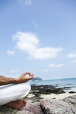 포토 JPG 주간 서양인 외국인 백인 구름 해외기획촬영 남자 여유 바다 40대 중년 요가 모션 중년라이프 하늘 2014년태국 한명 사람 앉기 손짓 성인 해변 야외 옆모습 모래사장 하반신 돌_바위 명상 남자만 남자한명만 성인남자만 성인한명만 성인남자한명만 중년만 중년남자만 중년남자한명만 성인만 국내포토 자연요소 1 라이프스타일 웰빙 감정 뷰포인트 인종 파일형식