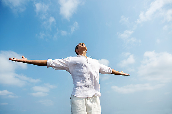 포토 JPG 주간 서양인 외국인 백인 해외기획촬영 남자 여유 바다 40대 요가 모션 중년라이프 하늘 팔벌리기 2014년태국 한명 서기 사람 손짓 상반신 성인 해변 야외 모래사장 남자만 남자한명만 성인남자만 성인한명만 성인남자한명만 중년만 중년남자만 중년남자한명만 성인만 국내포토 자연요소 1 라이프스타일 웰빙 감정 중년 인종 파일형식