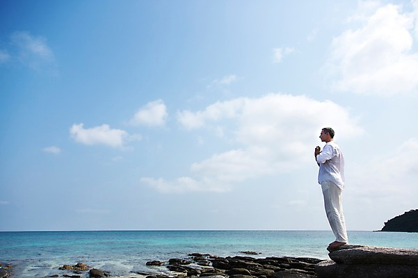 포토 JPG 주간 전신 서양인 외국인 백인 해외기획촬영 남자 여유 바다 40대 중년 요가 모션 중년라이프 하늘 2014년태국 한명 서기 사람 성인 해변 야외 옆모습 모래사장 돌_바위 기도 남자만 남자한명만 성인남자만 성인한명만 성인남자한명만 중년만 중년남자만 중년남자한명만 성인만 국내포토 자연요소 1 라이프스타일 웰빙 감정 뷰포인트 인종 파일형식