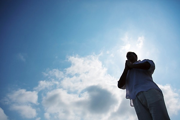 포토 JPG 주간 서양인 외국인 백인 구름 해외기획촬영 남자 여유 바다 40대 중년 요가 모션 중년라이프 하늘 2014년태국 한명 서기 사람 상반신 성인 해변 야외 앞모습 모래사장 기도 명상 남자만 남자한명만 성인남자만 성인한명만 성인남자한명만 중년만 중년남자만 중년남자한명만 성인만 국내포토 자연요소 1 라이프스타일 웰빙 감정 뷰포인트 인종 파일형식