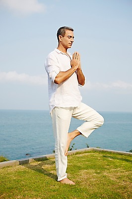 포토 JPG 주간 전신 서양인 외국인 백인 해외기획촬영 남자 여유 바다 중년 50대 요가 모션 중년라이프 2014년태국 한명 서기 사람 성인 야외 앞모습 눈감음 균형 명상 합장 다리들기 남자만 남자한명만 성인남자만 성인한명만 성인남자한명만 중년만 중년남자만 중년남자한명만 성인만 국내포토 자연요소 1 라이프스타일 웰빙 감정 뷰포인트 인종 손짓 파일형식