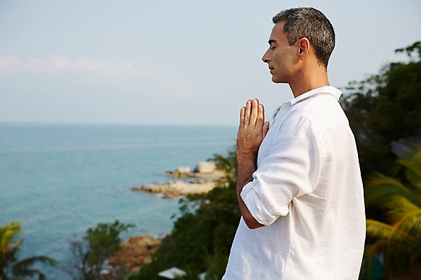 포토 JPG 주간 서양인 외국인 백인 해외기획촬영 남자 여유 바다 중년 50대 요가 모션 중년라이프 2014년태국 한명 서기 사람 상반신 성인 야외 옆모습 눈감음 명상 합장 수행 남자만 남자한명만 성인남자만 성인한명만 성인남자한명만 중년만 중년남자만 중년남자한명만 성인만 국내포토 자연요소 1 라이프스타일 웰빙 감정 뷰포인트 인종 손짓 파일형식