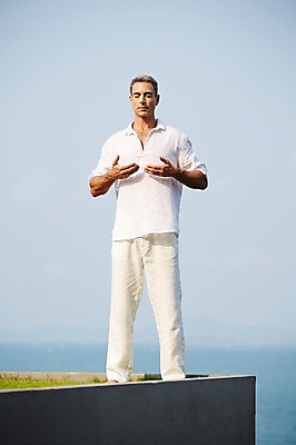 포토 JPG 주간 전신 서양인 외국인 백인 해외기획촬영 남자 여유 바다 중년 50대 요가 모션 중년라이프 하늘 2014년태국 한명 서기 사람 손짓 성인 야외 앞모습 눈감음 명상 수행 남자만 남자한명만 성인남자만 성인한명만 성인남자한명만 중년만 중년남자만 중년남자한명만 성인만 국내포토 자연요소 1 라이프스타일 웰빙 감정 뷰포인트 인종 파일형식