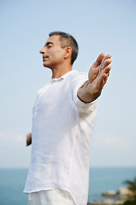 포토 JPG 주간 서양인 외국인 백인 해외기획촬영 남자 여유 바다 중년 50대 요가 모션 중년라이프 하늘 팔벌리기 2014년태국 한명 서기 미소 사람 손짓 상반신 성인 야외 옆모습 명상 수행 남자만 남자한명만 성인남자만 성인한명만 성인남자한명만 중년만 중년남자만 중년남자한명만 성인만 국내포토 자연요소 1 라이프스타일 웰빙 감정 뷰포인트 표정 인종 파일형식