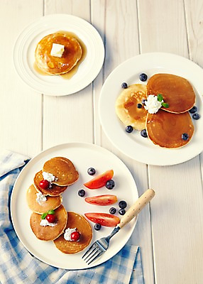 포토 JPG 스튜디오촬영 나무 접시 음식 빵 포크 토마토 채소 과일 바닥 실내 사람없음 천 체크무늬 생크림 블루베리 심플 브런치 팬케이크 국내포토 식물 식기 무늬 내부 케이크 식사 직물 크림 파일형식