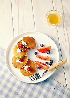 포토 JPG 스튜디오촬영 나무 그릇 접시 음식 빵 포크 토마토 채소 과일 바닥 실내 사람없음 체리 천 체크무늬 생크림 블루베리 심플 브런치 시럽 꿀 팬케이크 플랫레이 국내포토 식물 식기 무늬 내부 케이크 식사 직물 플랫 크림 파일형식