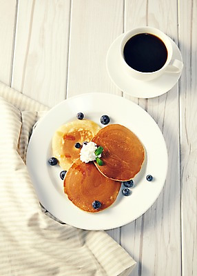 포토 JPG 스튜디오촬영 나무 커피 음료 음식 빵 과일 바닥 실내 사람없음 직물 커피잔 천 생크림 블루베리 심플 브런치 팬케이크 플랫레이 국내포토 식물 잔 내부 케이크 식사 플랫 크림 파일형식