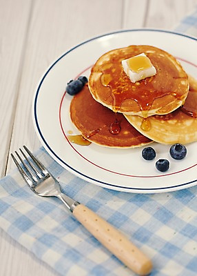 포토 JPG 스튜디오촬영 나무 접시 음식 빵 포크 과일 바닥 실내 사람없음 아웃포커스 직물 천 체크무늬 블루베리 심플 브런치 시럽 버터 팬케이크 국내포토 식물 식기 무늬 촬영기법 내부 케이크 식사 파일형식