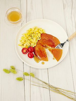 포토 JPG 스튜디오촬영 나무 그릇 접시 음식 빵 포크 채소 방울토마토 바닥 실내 사람없음 농작물 계란 심플 브런치 보리 시럽 팬케이크 드라이플라워 스크램블 국내포토 식물 식기 꽃 농업 토마토 곡류 내부 케이크 알 식사 계란요리 파일형식