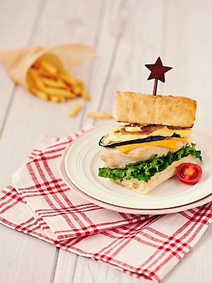 포토 JPG 스튜디오촬영 나무 접시 별 음식 빵 채소 방울토마토 가지 바닥 패스트푸드 실내 샌드위치 사람없음 아웃포커스 감자튀김 직물 천 심플 브런치 이쑤시개 닭가슴살 국내포토 자연요소 식물 식기 토마토 감자 촬영기법 내부 식사 닭고기 튀김 인스턴트 파일형식