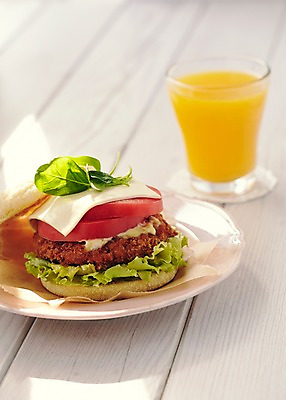 포토 JPG 스튜디오촬영 나무 접시 음식 빵 토마토 채소 잔 치즈 바닥 패스트푸드 실내 사람없음 아웃포커스 주스 햄버거 양상추 심플 브런치 패티 국내포토 식물 식기 음료 유제품 촬영기법 내부 식사 인스턴트 파일형식