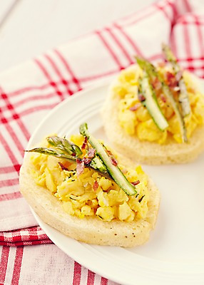 포토 JPG 스튜디오촬영 접시 음식 빵 실내 사람없음 아웃포커스 직물 애피타이저 천 체크무늬 아스파라거스 심플 브런치 스크램블 국내포토 식기 무늬 채소 촬영기법 내부 식사 계란요리 파일형식