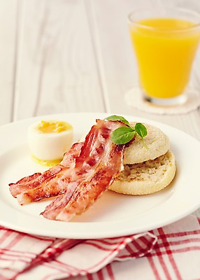 포토 JPG 스튜디오촬영 나무 접시 음료 음식 빵 잔 바닥 실내 사람없음 아웃포커스 계란 주스 직물 천 체크무늬 심플 브런치 베이컨 국내포토 식물 식기 무늬 촬영기법 돼지고기 내부 알 식사 파일형식