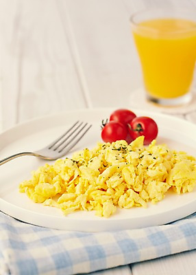 포토 JPG 스튜디오촬영 나무 접시 음료 음식 포크 채소 방울토마토 잔 바닥 실내 사람없음 아웃포커스 계란 주스 직물 천 체크무늬 심플 브런치 스크램블 국내포토 식물 식기 무늬 토마토 촬영기법 내부 알 식사 계란요리 파일형식