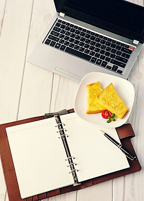 포토 JPG 스튜디오촬영 나무 접시 음식 빵 방울토마토 바닥 실내 사람없음 노트북 하이앵글 볼펜 다이어리 심플 브런치 토스트 플랫레이 국내포토 식물 식기 뷰포인트 토마토 내부 전자제품 펜 사무용품 식사 플랫 파일형식