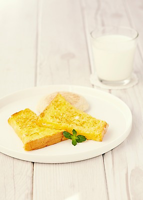 포토 JPG 스튜디오촬영 나무 접시 음료 음식 빵 잔 바닥 실내 사람없음 아웃포커스 우유 심플 브런치 토스트 국내포토 식물 식기 유제품 촬영기법 내부 식사 파일형식